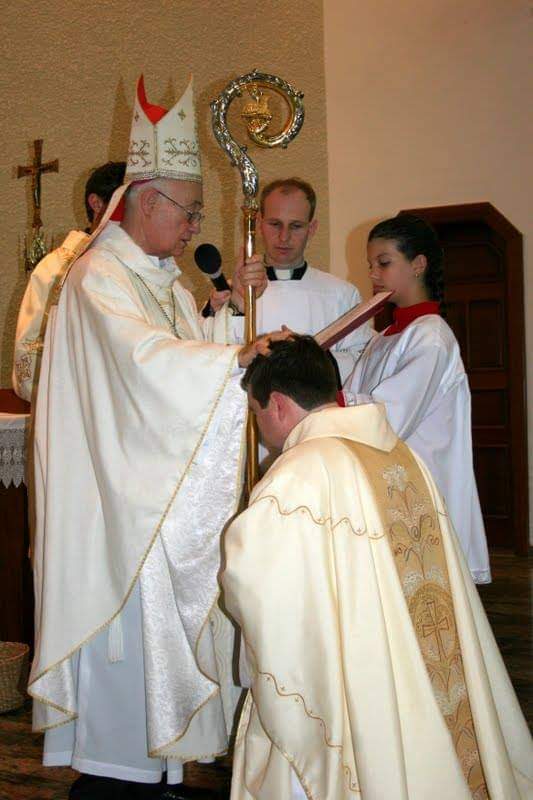 Bishop Carmo blesses Father Willyans